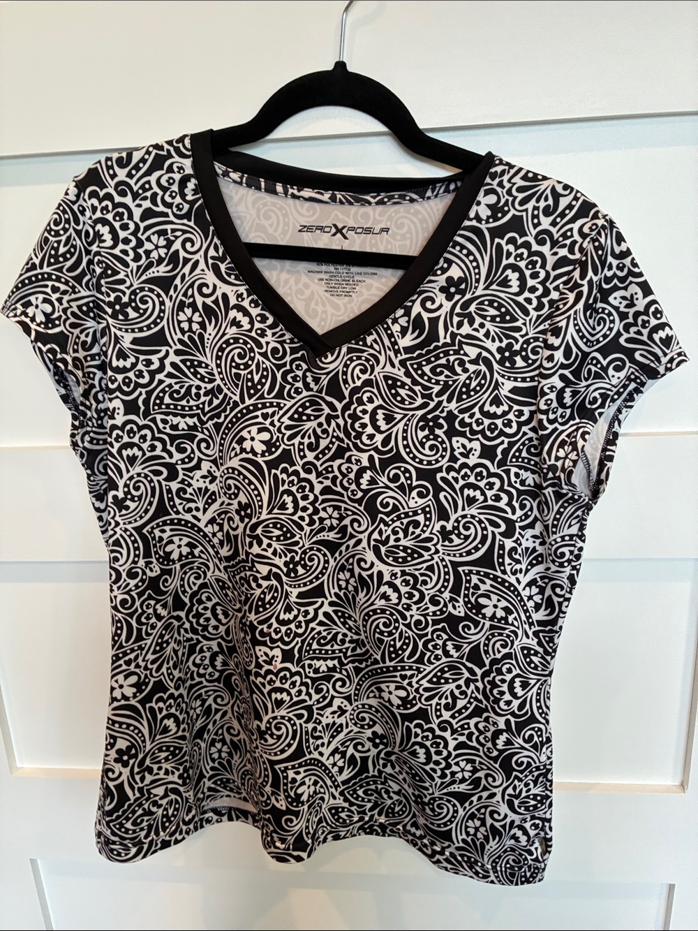 ZeroXposur Black & White Paisley V-Neck Short Sleeve Top